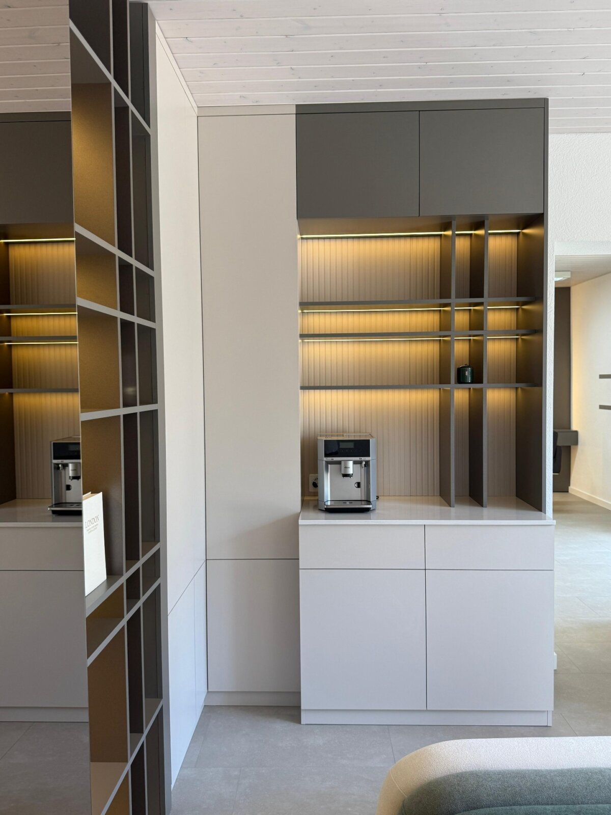Kaffeebar mit Einbauschrank und beleuchteten Regalen nach dem Umbau