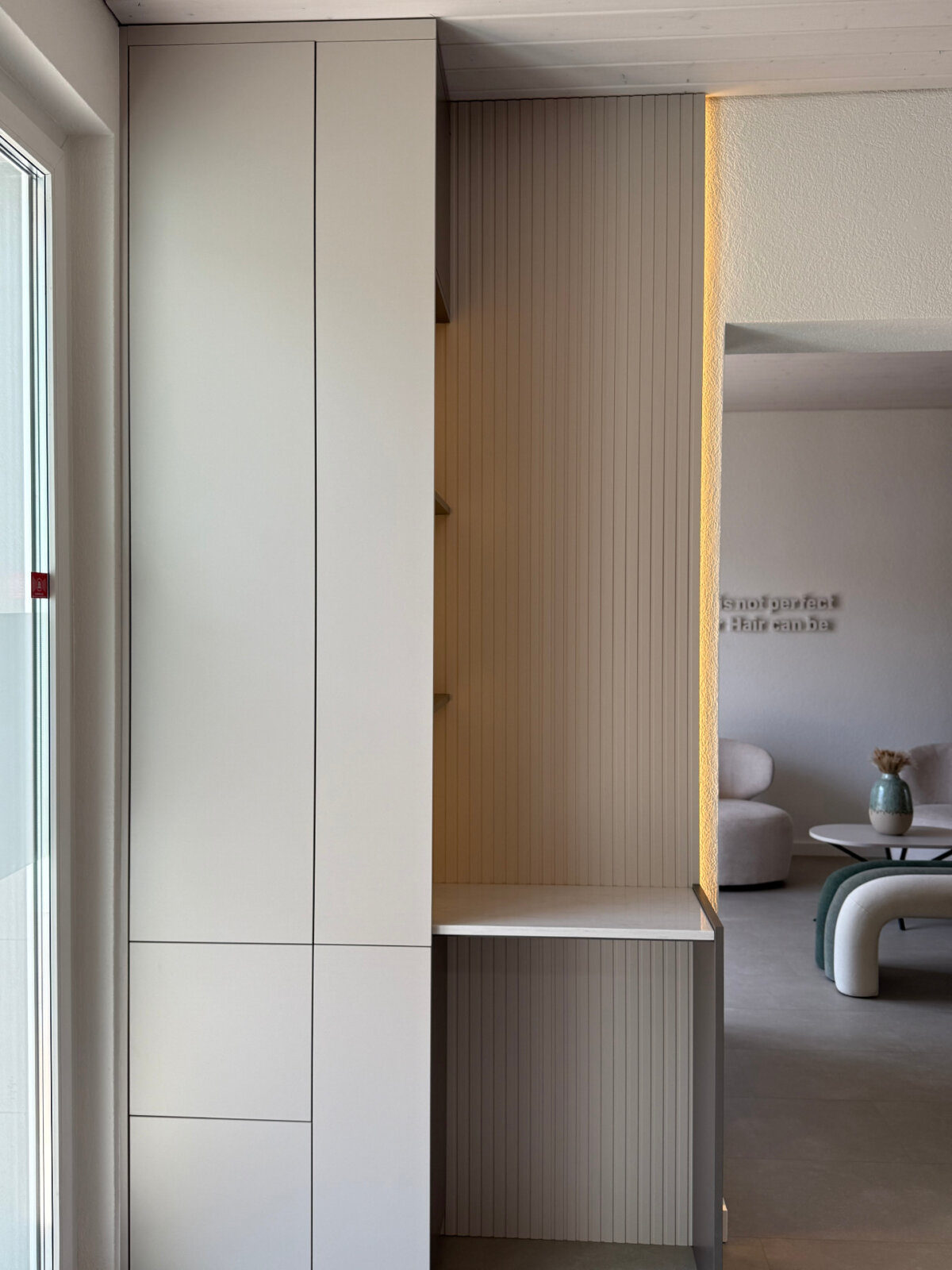 Durchgang mit Einbauschrank, Blick in den vorderen Salonbereich