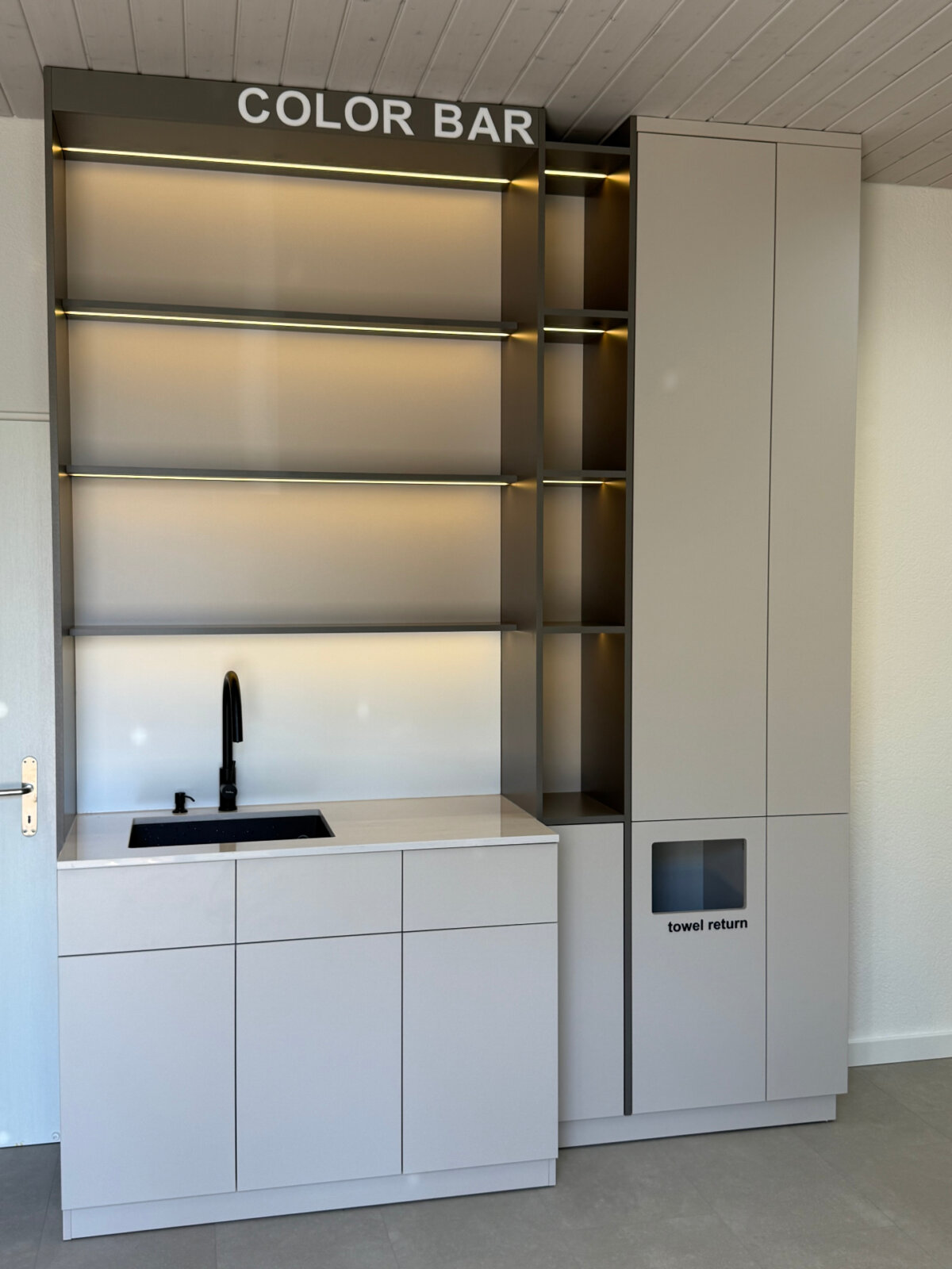 Color Bar: Färbestation mit Spüle, Unterschränken und beleuchtetem Glasregal
