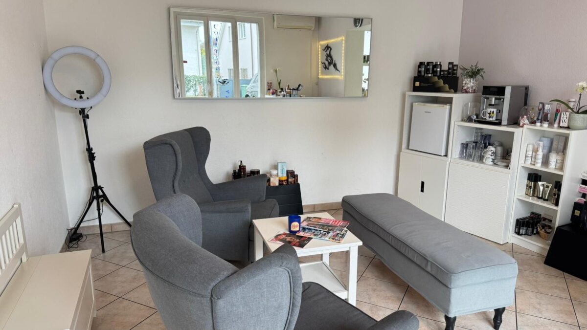 Wartebereich vor dem Umbau mit Ringlicht, Ohrensessel und Sitzbank