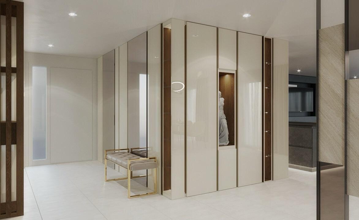 Garderobe im Eingang mit hochglänzenden Einbauschränken und Messing-Akzenten