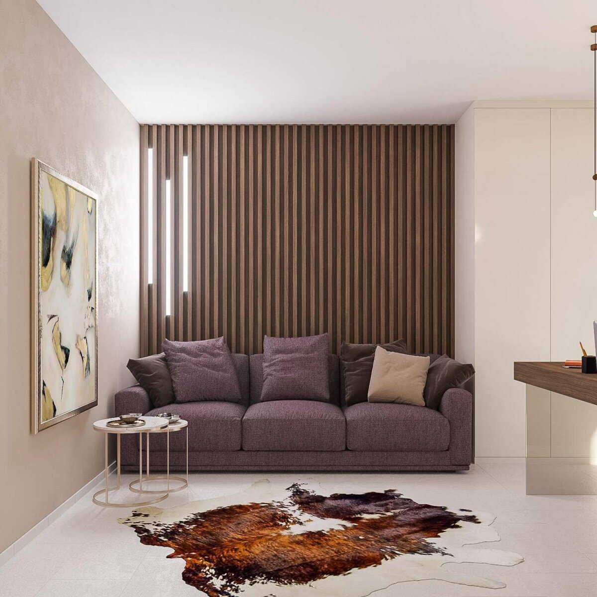 Wohnraum mit Lamellenwand aus Holz, Sofa und Fellteppich