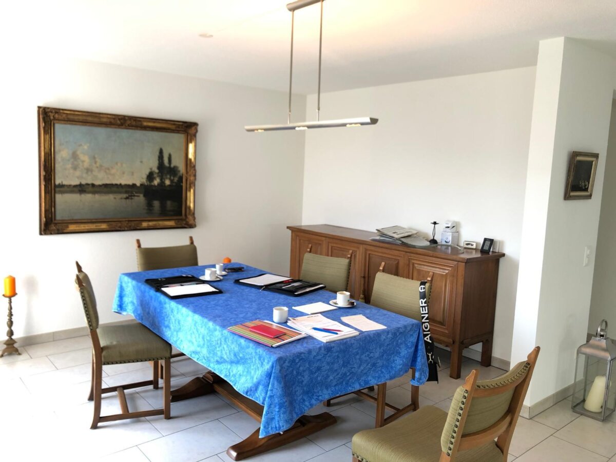 Der Essbereich vor dem Umbau: geschlossener Raum mit dunklem Buffet und Ölgemälde
